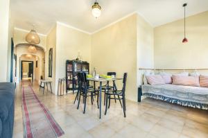 Galeriebild der Unterkunft 'Feel@Home' Xlendi Retro Designer Apt 30sec from beach in Xlendi