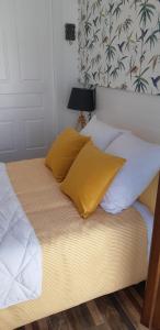 A bed or beds in a room at Apartamentos A Poniente