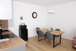 eine Küche und ein Esszimmer mit einem Tisch und Stühlen in der Unterkunft Apartman RIVERVIEW in Karlovac