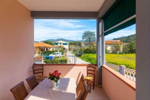 a balcony with a table and chairs and a view at Appartamento Passeggiata Al Mare in Campo nell'Elba