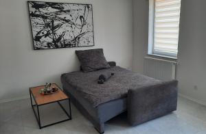 - un lit dans une chambre avec une table dans l'établissement Hill43 Ferienwohnung Tuttlingen, à Tuttlingen