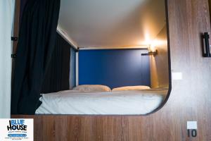 eine Spiegelreflexion eines Bettes in der Unterkunft Blue House Youth Hostel in Quito