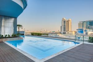 Bazén v ubytování RH- A Stylish Home Away from Home, Spacious 02 BR near Dubai Mall nebo v jeho okolí