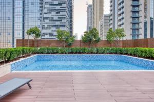 Bazén v ubytování RH- A Stylish Home Away from Home, Spacious 02 BR near Dubai Mall nebo v jeho okolí