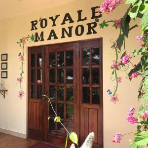 una puerta a una señal de la mansión de Ryvalle en un edificio en Royale Manor, en Corozal