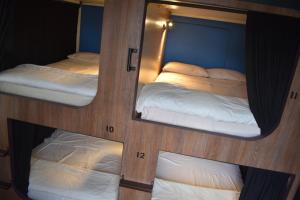 dois espelhos num quarto com duas camas em Blue House Youth Hostel em Quito