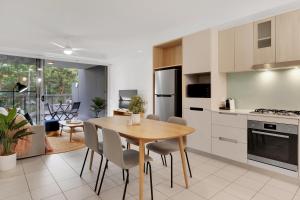 布里斯本的住宿－Urban Edge Apartments by Urban Rest，厨房以及带桌椅的用餐室。