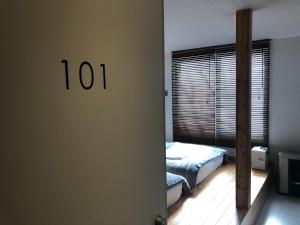 SarabetsuSarabetsu-mura chiiki Kouryu Center - Vacation STAY 22064v的一间卧室设有一张床和一个有数字的窗口