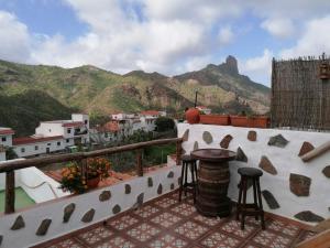 a balcony with a view of the mountains at Casa Canaria Tejeda in Tejeda