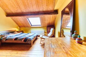 um quarto com uma cama e um tecto de madeira em Automne em Bruxelas