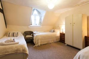 Llit o llits en una habitació de Family Suite, Inglewood House