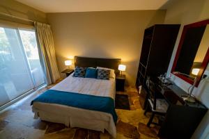 Una cama o camas en una habitación de Chaglasian Wine & Suites 37 fotos más