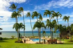 una vista sull'oceano da un resort con palme di Mahina Surf a Kahana