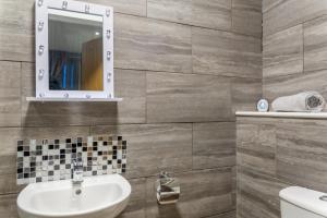 y baño con lavabo y espejo. en Darlington Town Centre Apartments free parking and Wi-Fi, en Darlington