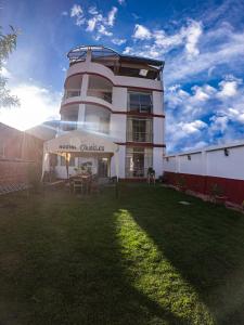 ein Gebäude mit einem Rasen davor in der Unterkunft Hotel Los Laureles in Calca
