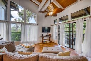 - un salon avec un canapé et un ventilateur de plafond dans l'établissement Princeville Mauna Kai 9, à Princeville
