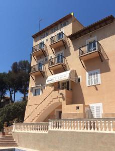 un edificio con balconi sul lato di Hostal San Telmo a Palma de Mallorca