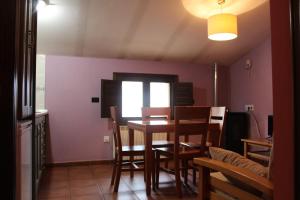 TV a/nebo společenská místnost v ubytování Apartamentos NOGUERA de ALBARRACÍN + 11 fotografií