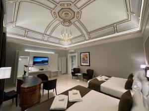 卡塔尼亚ETNEA STYLE CATANIA LUXURY ROOMS的一间带床和客厅的酒店房间