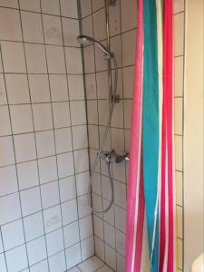 eine Dusche im Bad mit bunten Handtüchern in der Unterkunft Fru Hald in Løkken