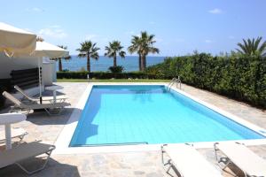 Bazén v ubytování Platzia Beach Villas nebo v jeho okolí