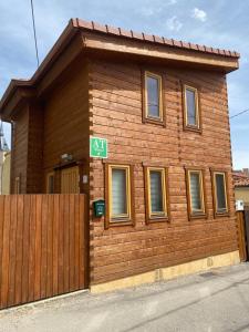 una pequeña casa de madera con una valla delante en Apartamento Rural La Casita de Mateo en Rascafría