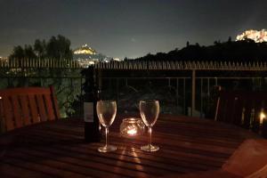 Nápoje v ubytovaní Ground floor apt with rooftop and stunning view