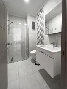 A bathroom at Azize Palas Apart Otel Még 37 kép