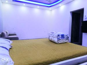 1 dormitorio con 1 cama en una habitación con techo en Al Romaan villa, en Sayq