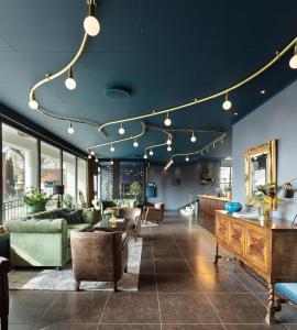 sala de estar con techo azul con luces en Nybro Stora Hotellet en Nybro