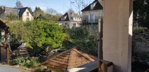 vistas a una casa con techo en HOME SWEET HOME en Pont-Sainte-Maxence