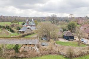 una vista aérea de una granja con un grupo de edificios en The Granary by Bloom Stays, en Canterbury