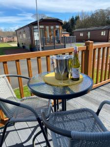 - une table avec une bouteille de vin sur la terrasse dans l'établissement The Lunar Ray, à Felton