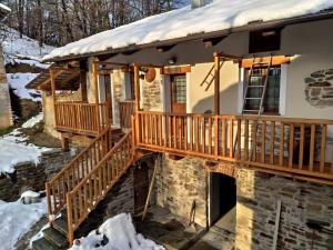 domek z bali z tarasem w śniegu w obiekcie Il Sogno di Remí w mieście Brossasco