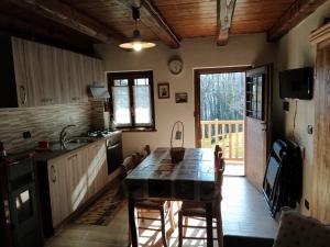 kuchnia ze stołem i krzesłami w pokoju w obiekcie Il Sogno di Remí w mieście Brossasco