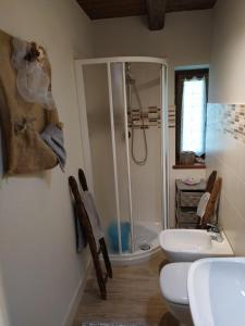 łazienka z prysznicem, toaletą i umywalką w obiekcie Il Sogno di Remí w mieście Brossasco +54 zdjęcia