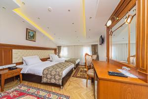 a hotel room with a bed and a desk at Hotel Spectra Sultanahmet in Istanbul