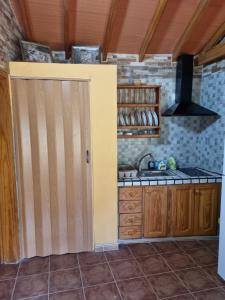 Kuchyň nebo kuchyňský kout v ubytování casa Lucia + 37 fotografií