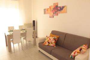 a living room with a couch and a table at Alcalù in San Vincenzo