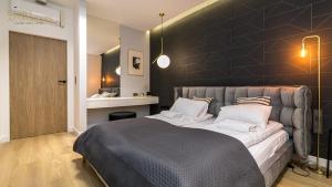 Posteľ alebo postele v izbe v ubytovaní Apartament Chmielny River View - Granaria - Comfy Apartments