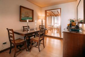 Un comedor con mesa y sillas de madera. en Atlantic View Penthouse, en Funchal