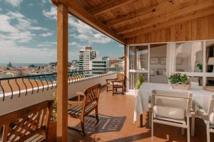Un balcón con mesa y sillas y vista a la ciudad. en Atlantic View Penthouse, en Funchal