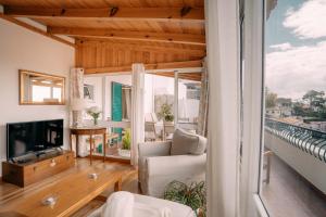 Una sala de estar con un sofá y un televisor. en Atlantic View Penthouse, en Funchal