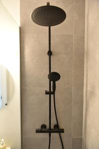 łazienka z prysznicem z okrągłą głowicą prysznicową w obiekcie Ostend Sea View Apartment w Ostendzie