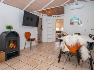 LoddenhøjにあるThree-Bedroom Holiday home in Aabenraa 3のリビングルーム(暖炉、テーブル付)