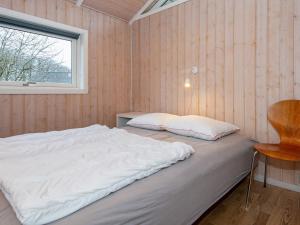 LoddenhøjにあるThree-Bedroom Holiday home in Aabenraa 3のベッドルーム1室(ベッド1台、窓、椅子付)