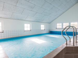 Hồ bơi trong/gần 14 person holiday home in Blåvand