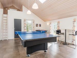 Tiện nghi bóng bàn gần/tại 14 person holiday home in Blåvand