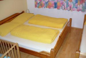 En eller flere senge i et værelse på Golf & Ski Appartements Lesak