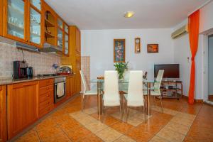 Kuchyň nebo kuchyňský kout v ubytování Apartment in Dramalj 41606
